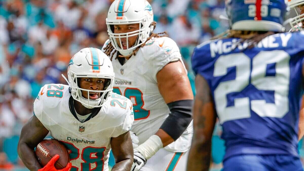 Miami Dolphins running back De’Von Achane (28) carries the ball in the second half against the New York Giants at Hard Rock Stadium in Miami Gardens on Sunday, October 8, 2023.