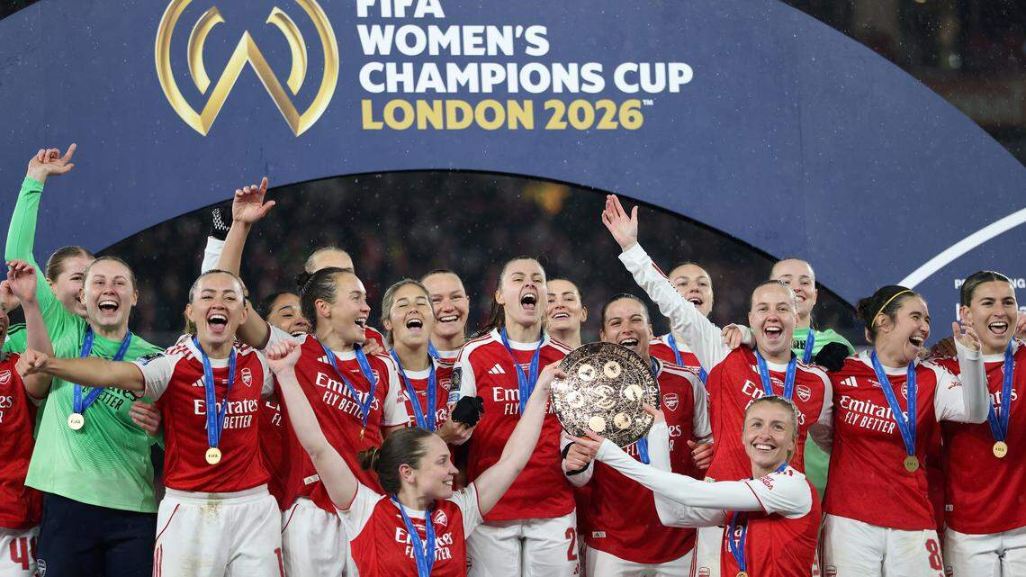 LONDON, ENGLAND - FEBRUARY 01:  Kim Little and Leah Williamson of Arsenal lift the FIFA Women's Champions Cup Trophy following their victory in the FIFA Women's Champions Cup 2026 Final match between Arsenal Women FC and SC Corinthians at Arsenal Stadium on February 01, 2026 in London, England. (Photo by Molly Darlington/Getty Images)