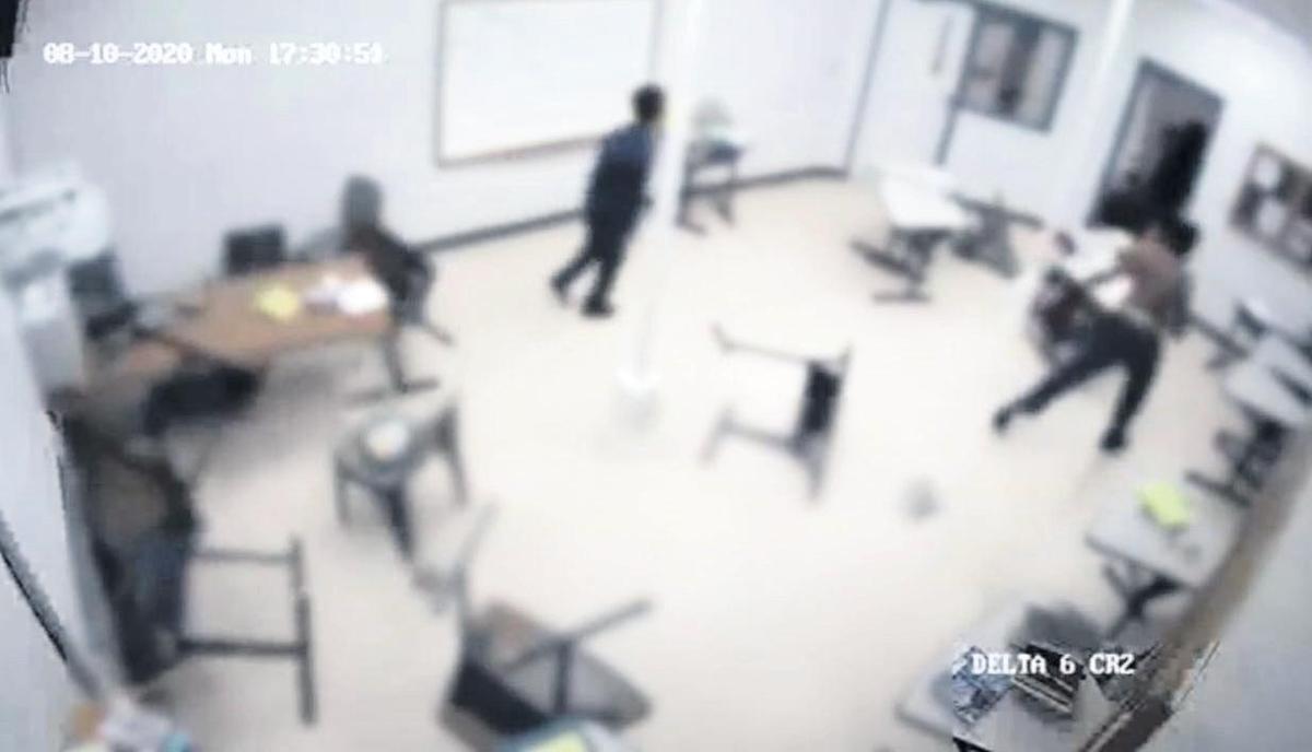Una foto deliberadamente difuminada por el Departamento de Justicia Juvenil para ocultar la identidad de los jóvenes muestra a los detenidos lanzando sillas durante los disturbios de Okeechobee.