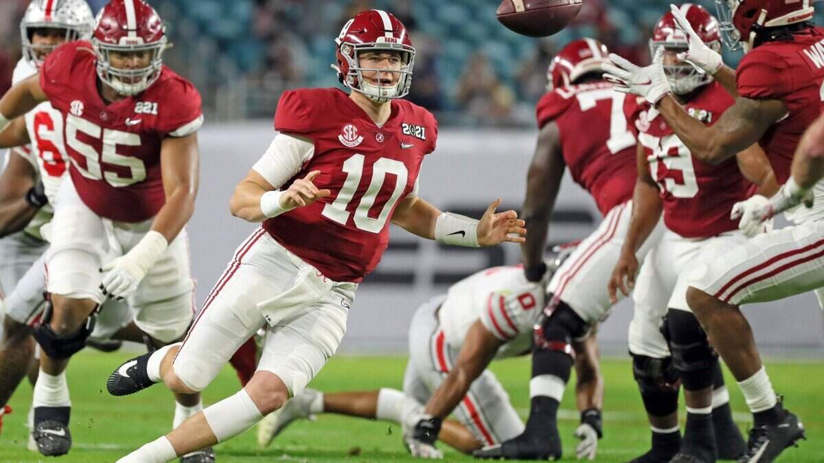 Alabama Crimson Tide quarterback Mac Jones (10) throws the ball to wide receiver Jaylen Waddle (17) in the first half during game against the Ohio State Buckeyes during the 2021 National Championship game at Hard Rock Stadium in Miami Gardens on Monday, January 11, 2021.