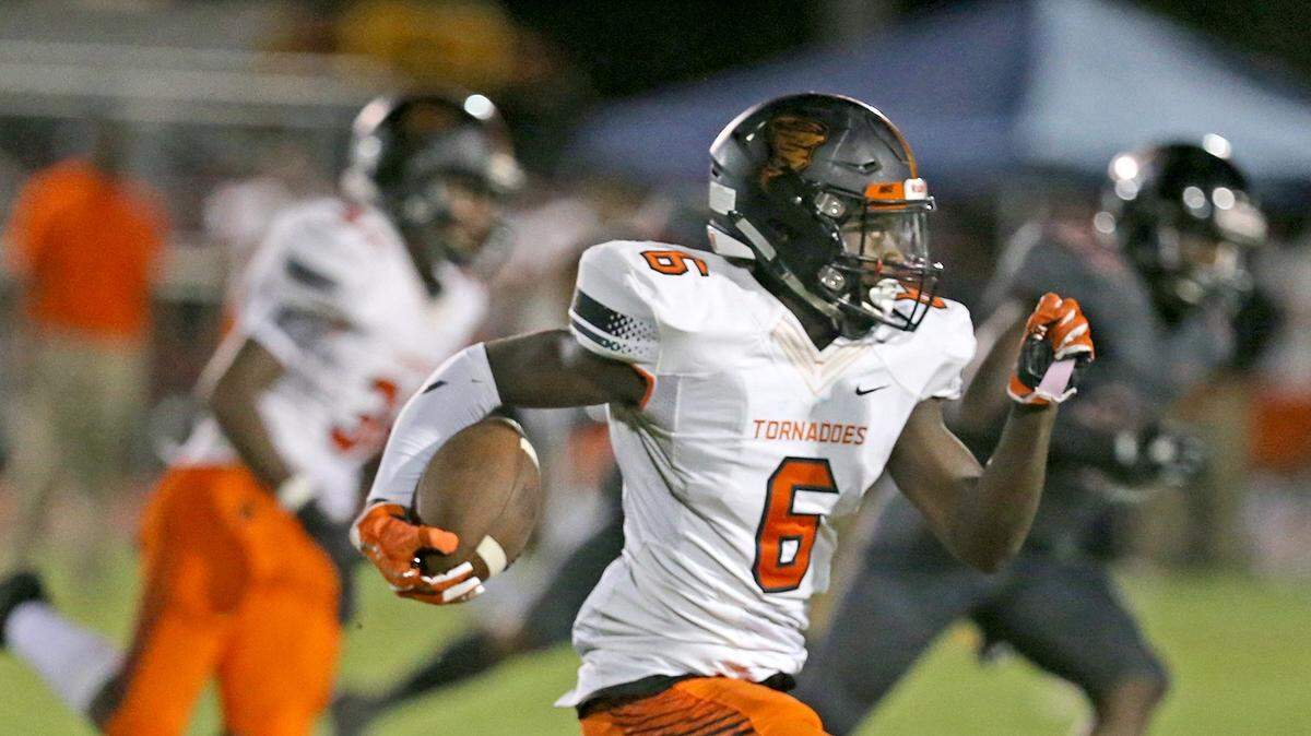 Booker T Washington’s Estamaine Lucdor (6) runs the ball as they play Southridge Thursday, Sept. 6, 2018, in South Miami-Dade.
