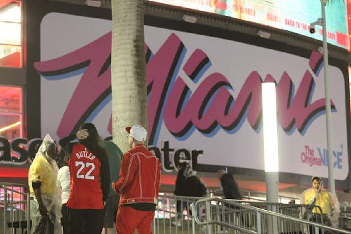 MIami Heat fans arrive at the Kaseya Center on Friday, Jan. 17, 2025. Miami’s Jimmy Butler will play in Friday’s game against the Denver Nuggets after his suspension and amid trade rumors. Devoun Cetoute/dcetoute@miamiherald.com