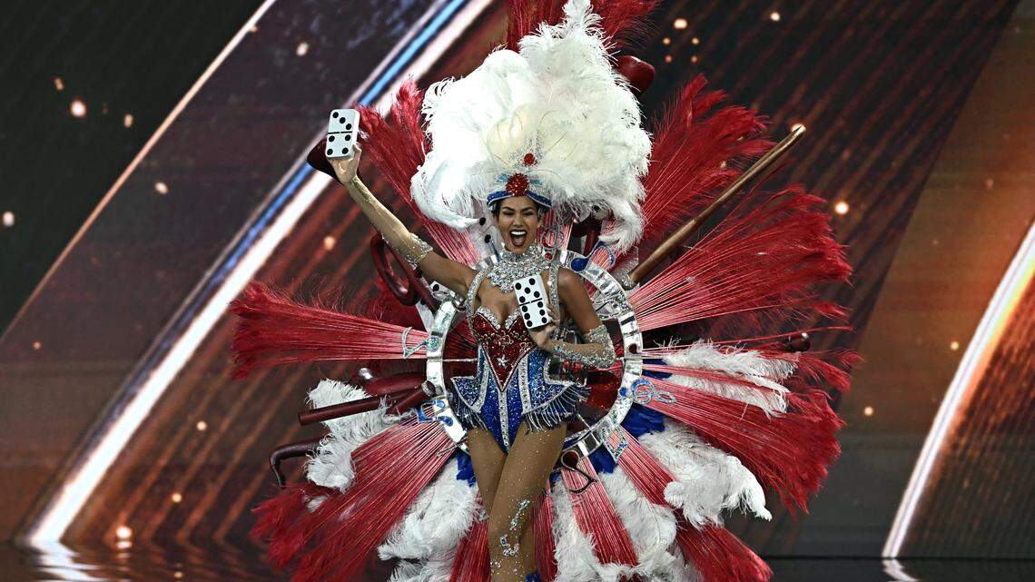 Miss Universe Cuba 2025, Lina Luaces, desfila en la presentación del traje nacional, la jornada preliminar del Miss Universe 2025, el 19 de noviembre, en Nonthaburi, al norte de Bangkok.