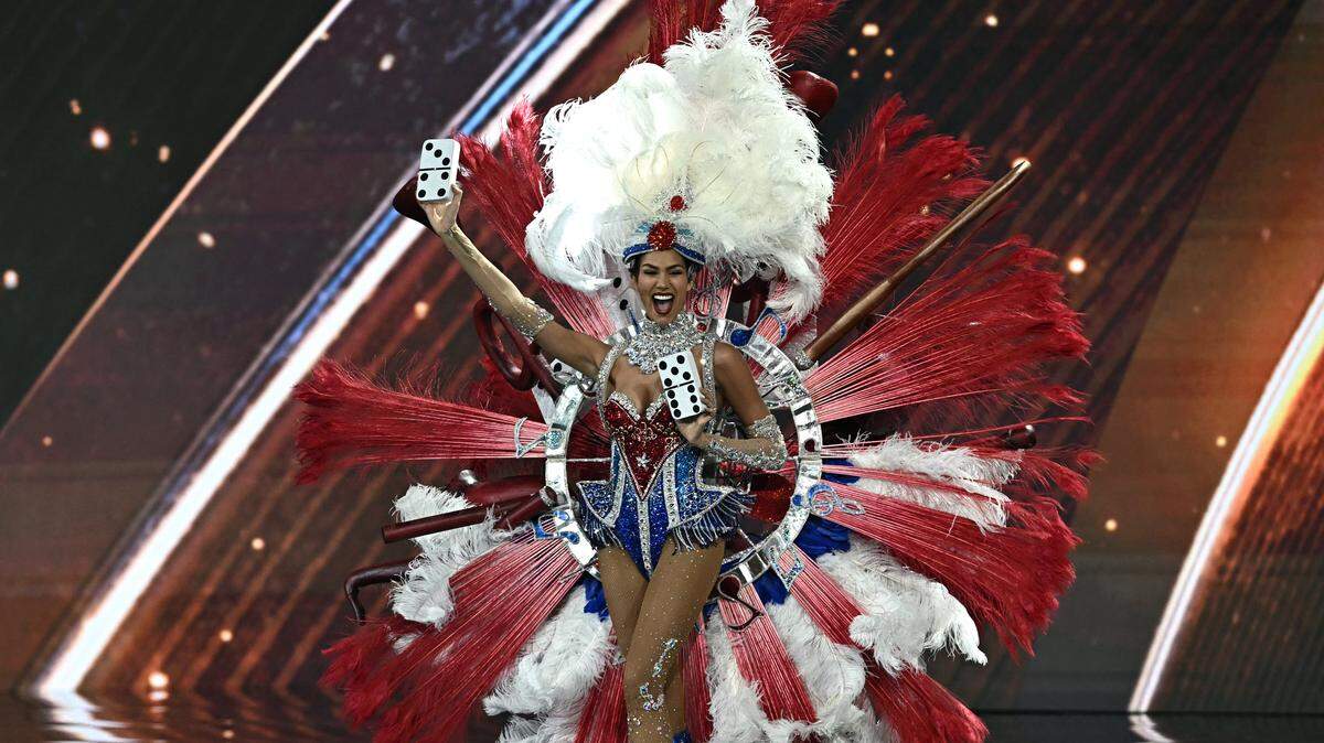 Miss Universe Cuba 2025, Lina Luaces, desfila en la presentación del traje nacional, la jornada preliminar del Miss Universe 2025, el 19 de noviembre, en Nonthaburi, al norte de Bangkok.