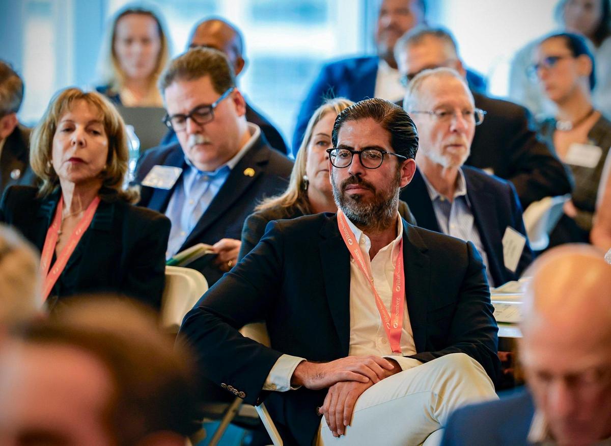 David Martín, presidente ejecutivo de Terra, escucha a los ponentes durante la conferencia de Miami Leadership Local en Bilzen Sumberg, en Miami, el viernes 27 de octubre de 2023.