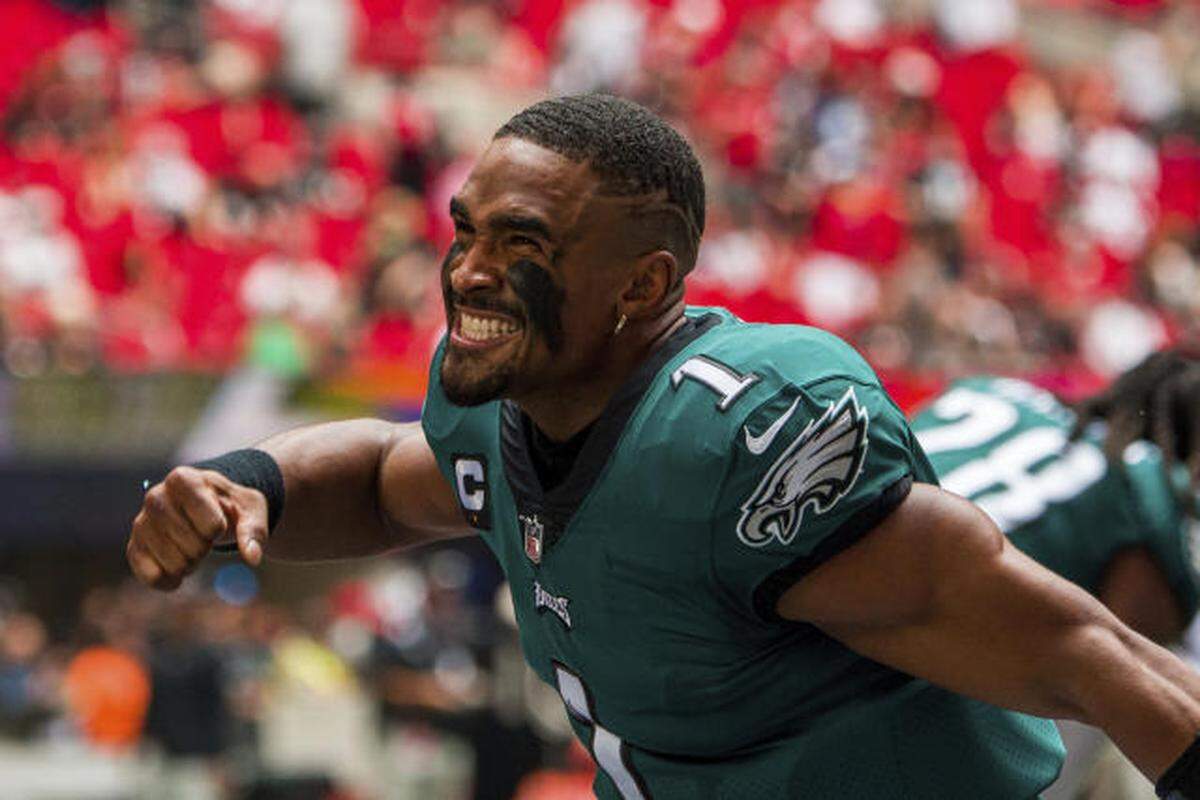 Philadelphia Eagles quarterback Jalen Hurts wins the Week 13 title in the Miami Herald’s updated NFL quarterback rankings.