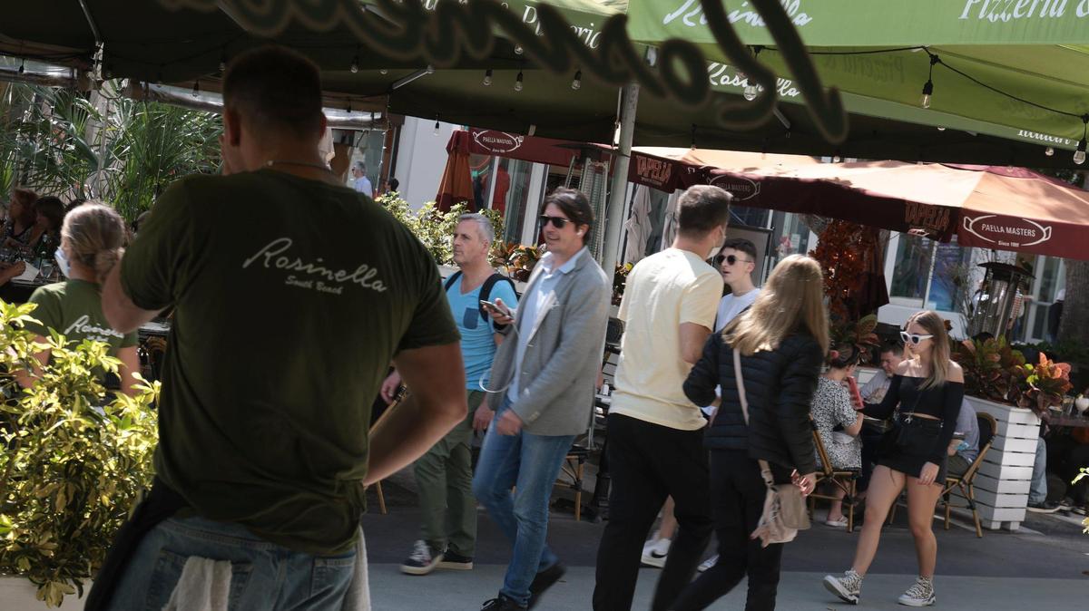 Visitors stroll past lunchtime diners at Rosinella, the oldest restaurant on South Beach’s Lincoln Road Mall. Tourists are flocking again to local hot spots at levels near pre-pandemic numbers following a dip in late December and January blamed on the fast-spreading omicron variant of the coronavirus.