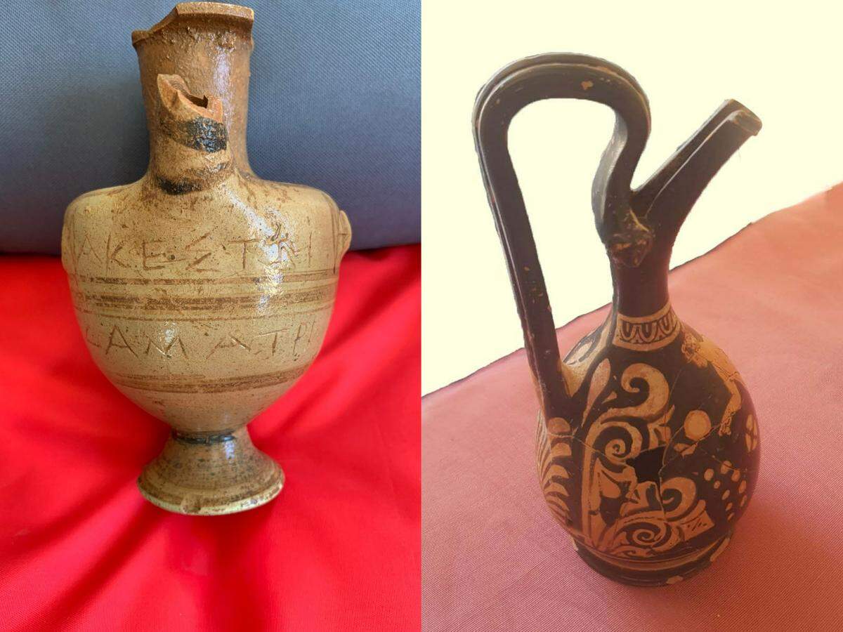 Izquierda: Cerámica grabada con el nombre de la diosa Deméter. A la derecha: Otra vasija de cerámica encontrada en el templo.