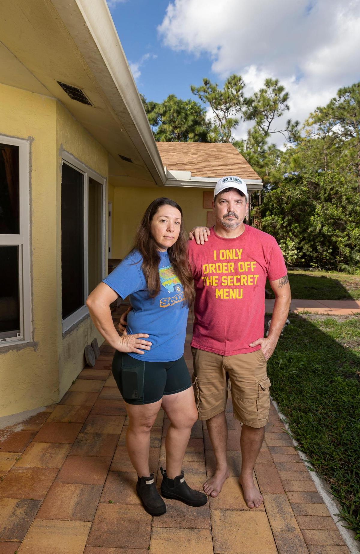 Kelly Coulter, de 44 años, y su esposo, Ray Coulter, de 53, en su casa el miércoles 31 de enero de 2023, en West Palm Beach, lFlorida. Los Coulter usaron la financiación Ygrene para financiar un nuevo techo y ventanas de impacto antes que Ygrene retirara la financiación para todos en la Florida. MATIAS J. OCNER mocner@miamiherald.com