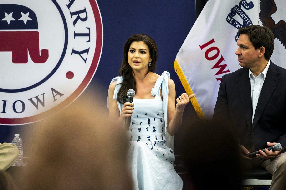 13 de mayo de 2023; Cedar Rapids, IA, EEUU; Casey DeSantis, izquierda, habla de su marido, el gobernador de la Florida, Ron DeSantis, durante una recepción del Partido Republicano de Iowa, el sábado 13 de mayo de 2023, en The Hotel at Kirkwood Center, en Cedar Rapids, Iowa. Crédito obligatorio: Joseph Cress-USA TODAY NETWORK