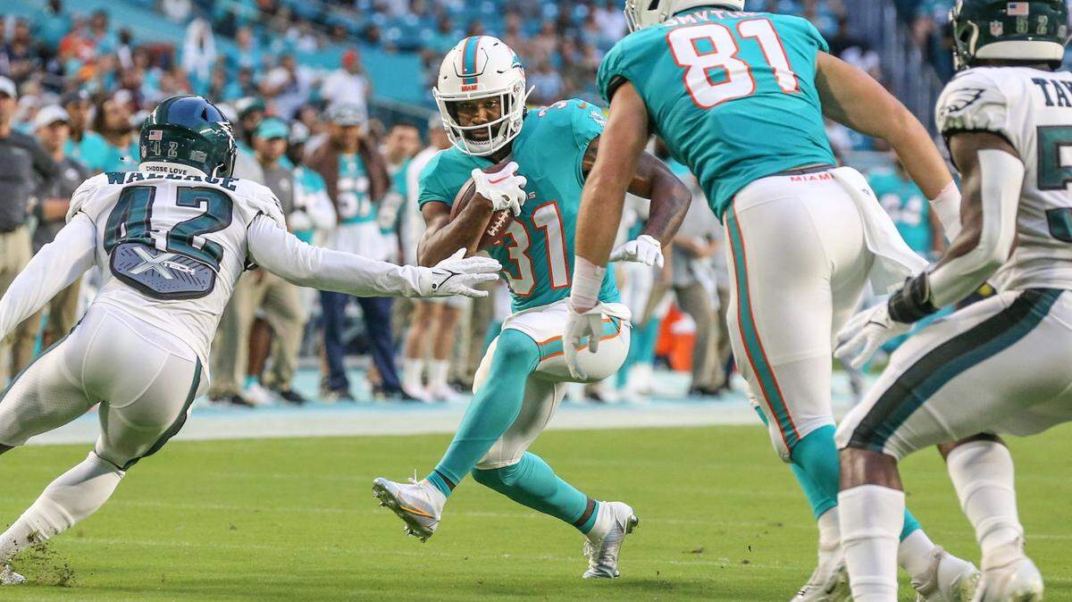 Miami Dolphins running back Raheem Mostert (31) carries the ball during game against the Philadelphia Eagles at Hard Rock Stadium in Miami Gardens on Saturday, August 27, 2022.