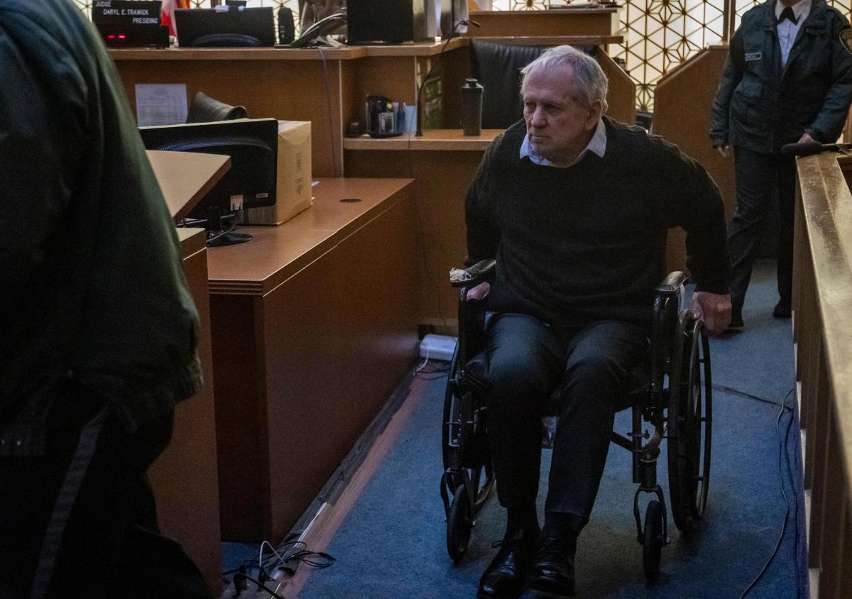 Robert Koehler entra en la sala para su juicio ante el juez Daryl Trawick en el Richard E. Gerstein Justice Building, el miércoles 25 de enero de 2023.