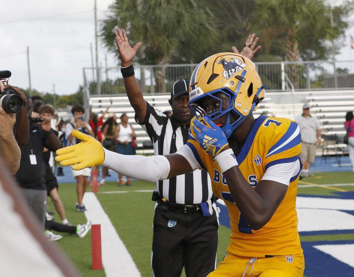 Northwestern Bulls wide receiver Nicsaint Joseph Jr. (7) celebrates a touchdown against Miami Central Rockets Saturday, October 4, 2025 at Traz Powell Stadium in Miami. Andrew Uloza / for Miami Herald
