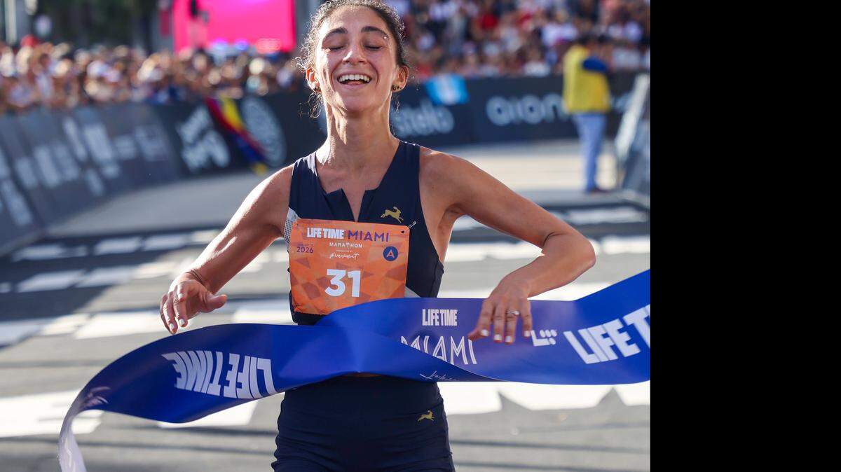 La bióloga marina de 29 años Christina Welsh sacó la cara por Florida y ganó el domingo la 24 edición del Maratón Life Time de Miami con la participación de más de 18,500 atletas de todo el mundo.