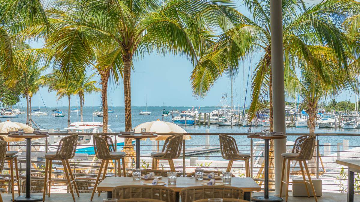 Vista de la bahía desde el flamante Bayshore Club de Coconut Grove, en el antiguo espacio de Scotty's Landing.