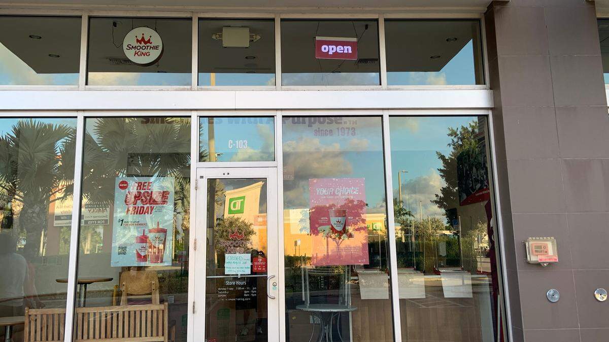A pesar del cartel de "abierto", este Smoothie King de Flagler Street  estuvo cerrado todo el fin de semana tras una inspección del Departamento de Agricultura de la Florida el viernes.