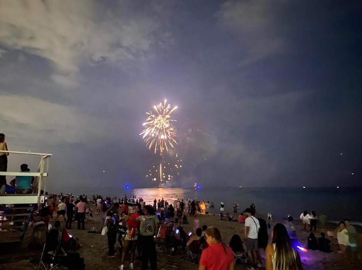 The crowd chanted ‘U.S.A., U.S.A.!’ on July 4, 2025, near the Hollywood Beach Broadwalk. (Michael Butler/mbutler@miamiherald.com)