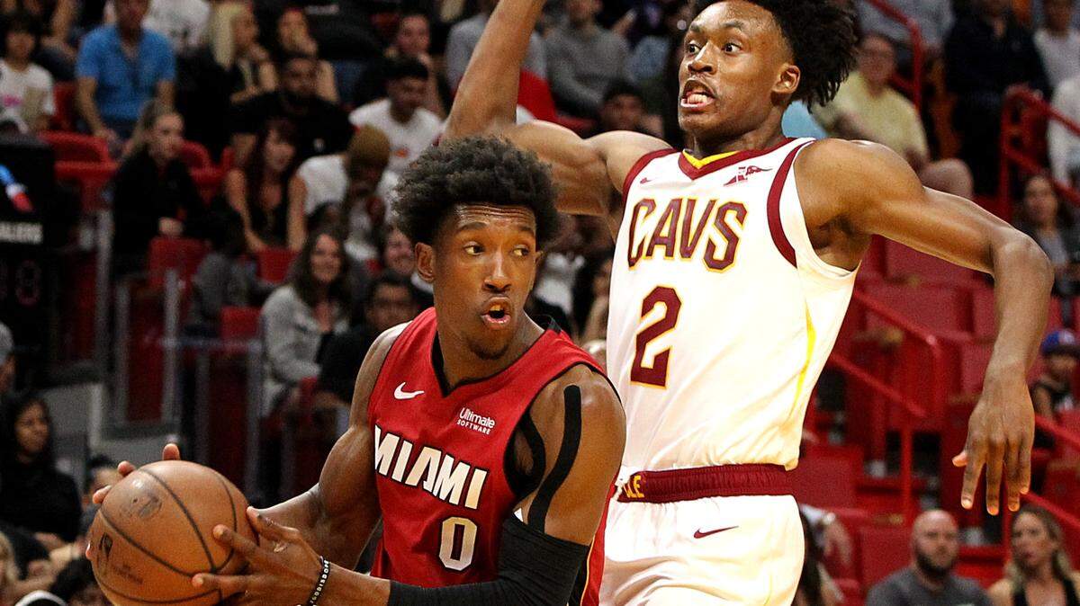 Josh Richardson, el mejor del Heat con 20 puntos, trata de evadir a Collin Sexton, el mejor de los Cavaliers,  en el triunfo de Miami este viernes en el American Airlines Arena.
