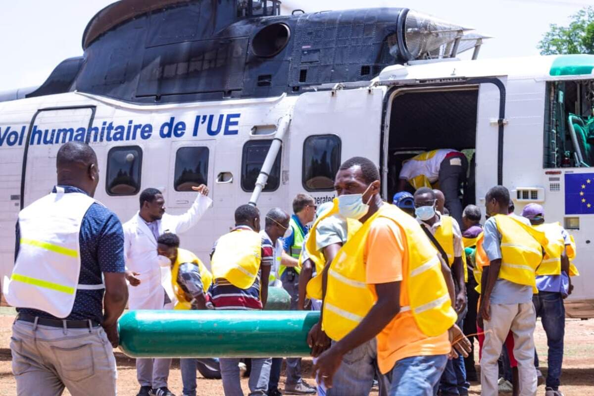 The U.N. Humanitarian Air Service and World Food Program logistics sector delivered tanks of oxygen to Hôpital Albert Schweitzer in central Haiti after three policemen were killed in a gang ambush trying to clear a road for delivery.