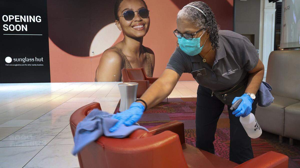 Una mujer desinfecta mostradores y sillas mientras el Dadeland Mall se prepara para reabrir con su integral Política de Control de Exposición al  COVID-19, el lunes 18 de mayo de 2020.