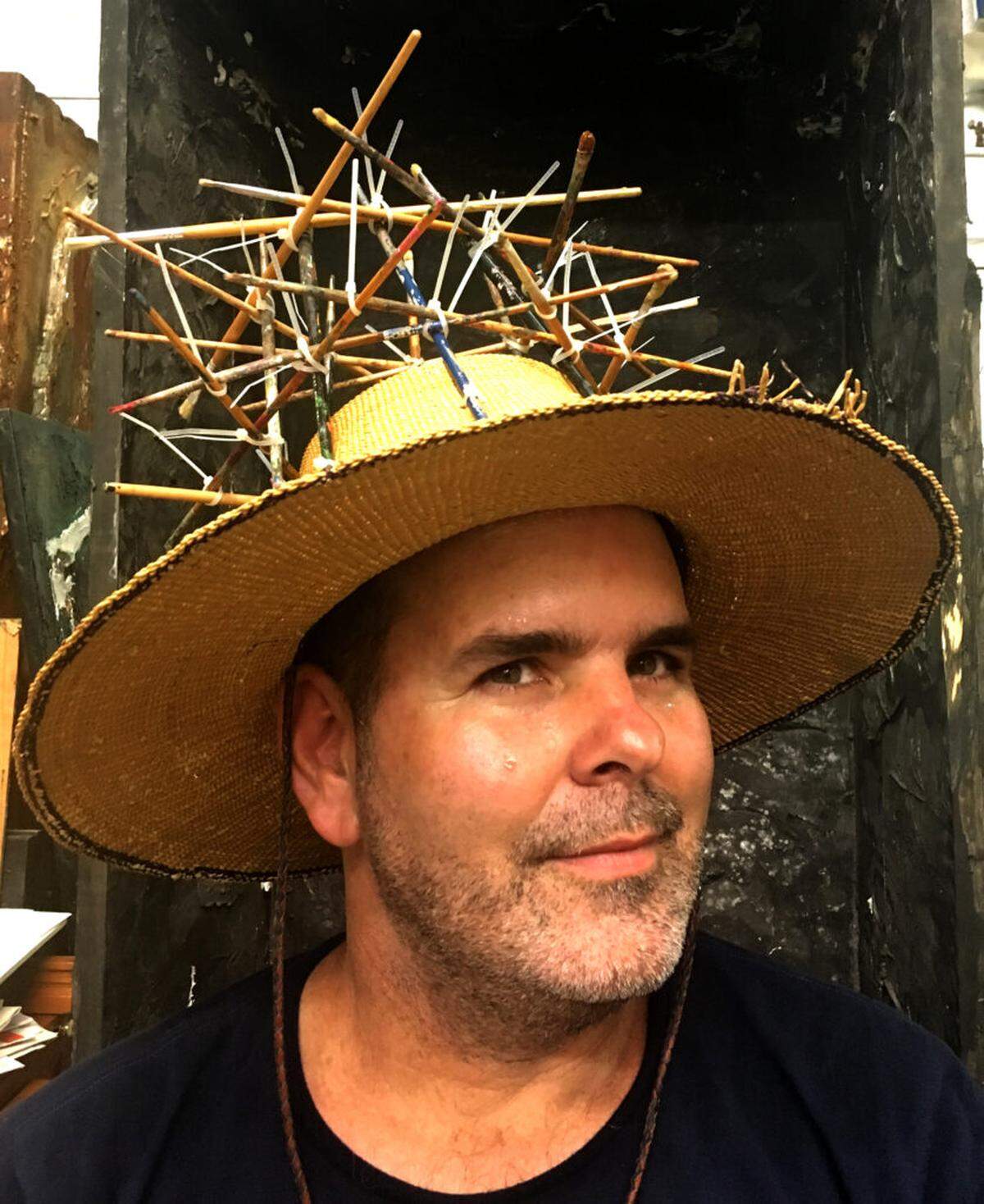 Ismael Gómez Peralta, artista cubano afincado en Miami cuyo trabajo a menudo explora la arquitectura y la memoria, afirma que el formato circular supuso un reto inicial, pero que finalmente se alineó con su práctica artística existente.