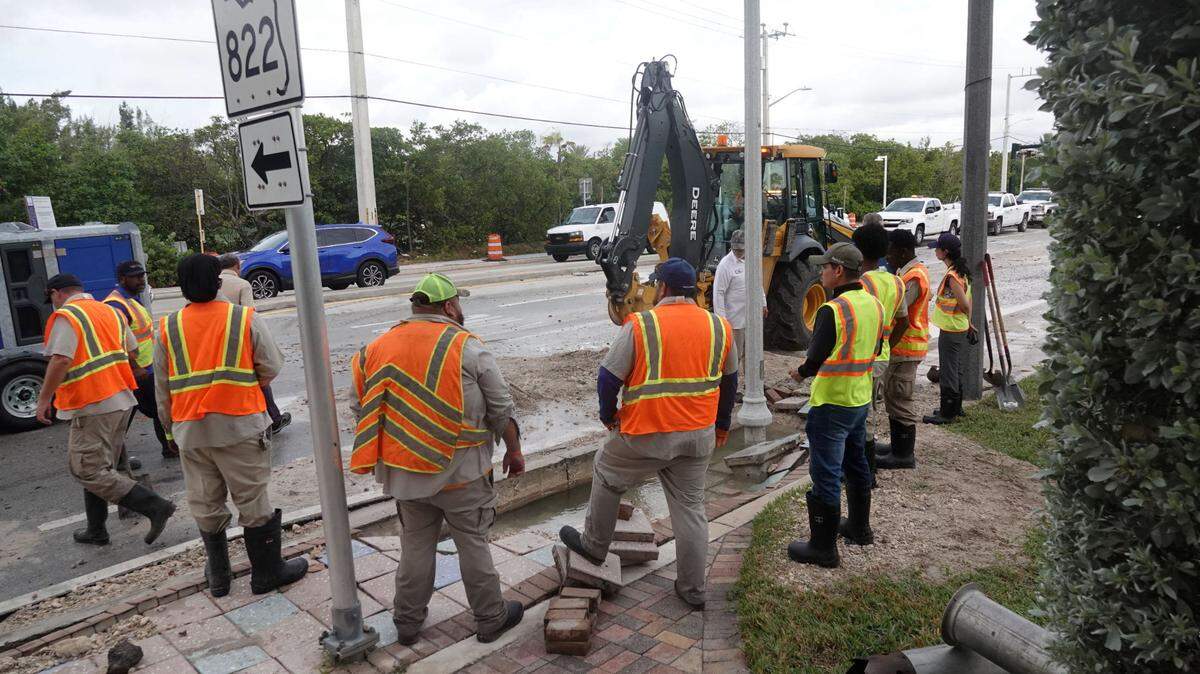 Flooding in Hollywood as northbound A1A is closed at Sheridan St due to a water main break on Tuesday, November 14, 2023. (Joe Cavaretta/South Florida Sun Sentinel)