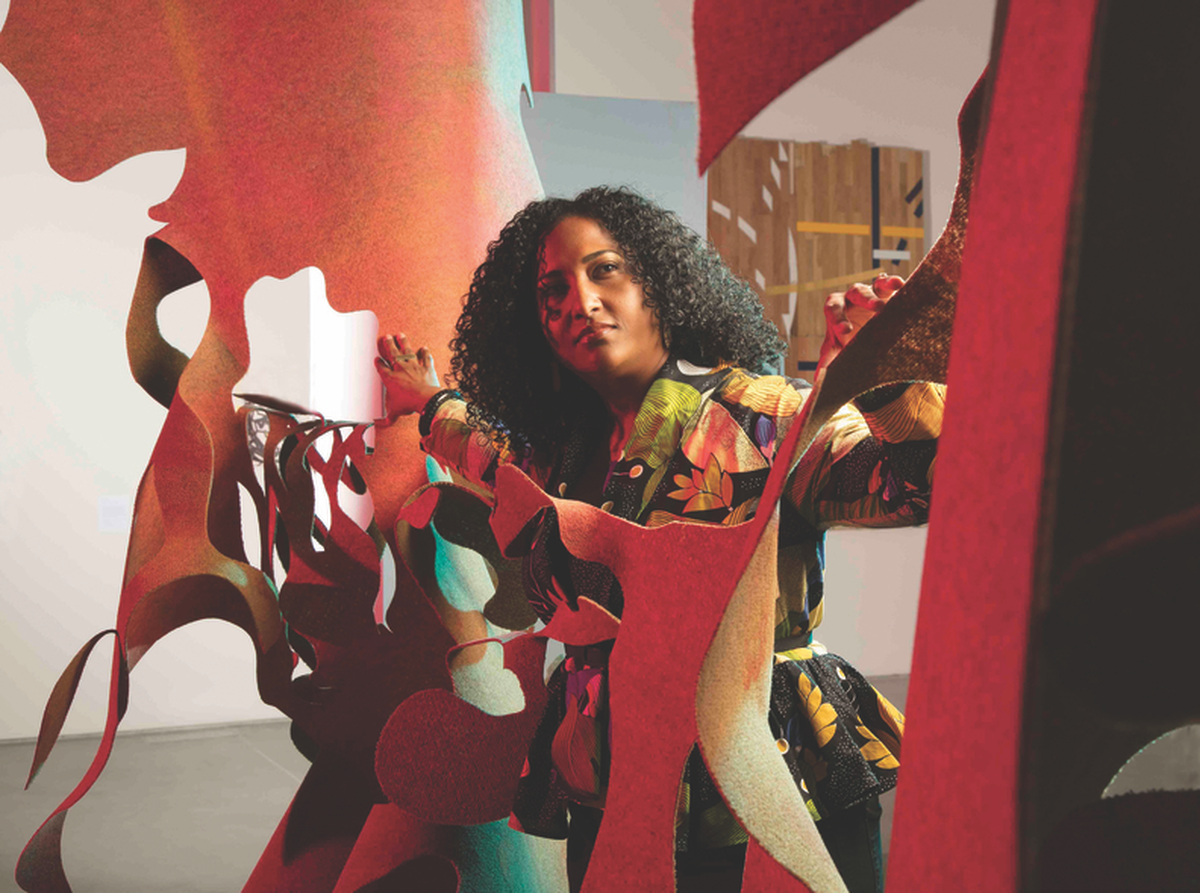 Kristina Newman-Scott, artista nacida en Jamaica que se convirtió en líder artística, será la nueva vicepresidenta de Artes de la Fundación Knight, con sede en Miami. Está de pie junto a una pieza de Julien Gardair, ‘Whole Together All Apart’, de 2019.