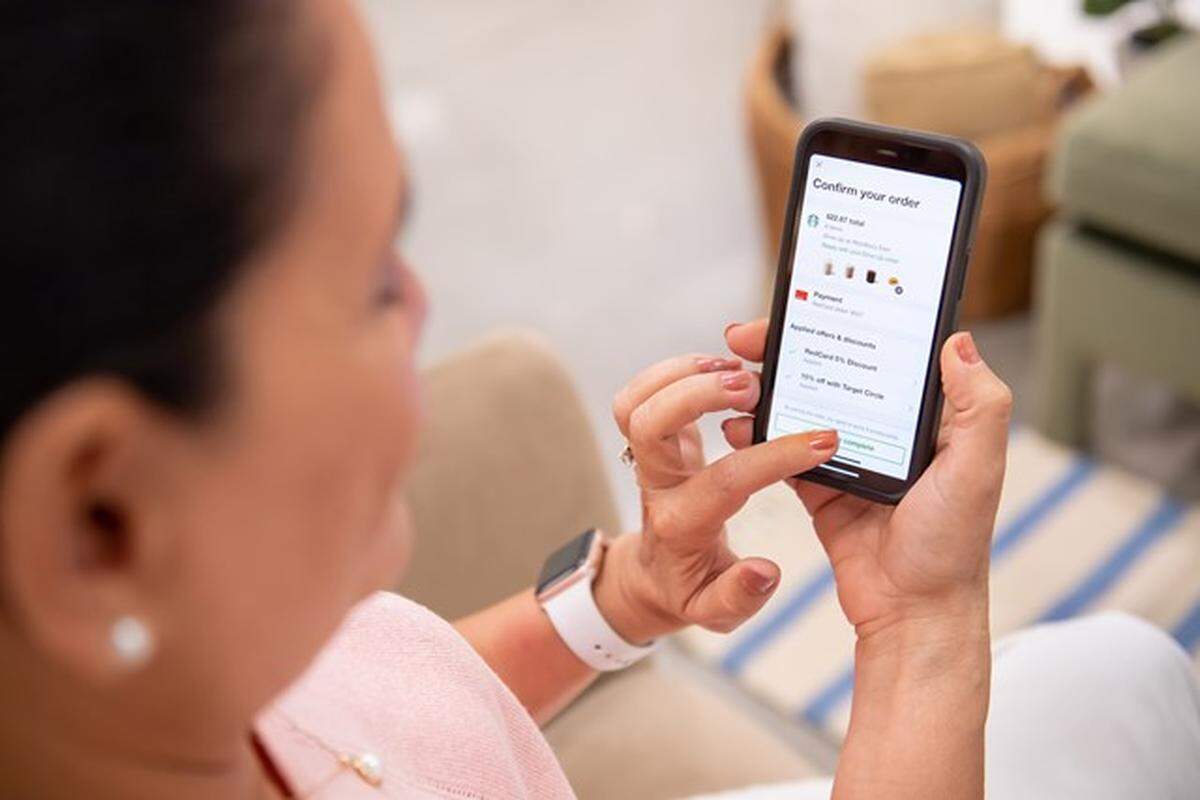 Para usar el nuevo servicio de recolección de Target para cafés y menús de Starbucks en sus tiendas, acceda al programa Drive Up a través de la aplicación de Target y siga las indicaciones.