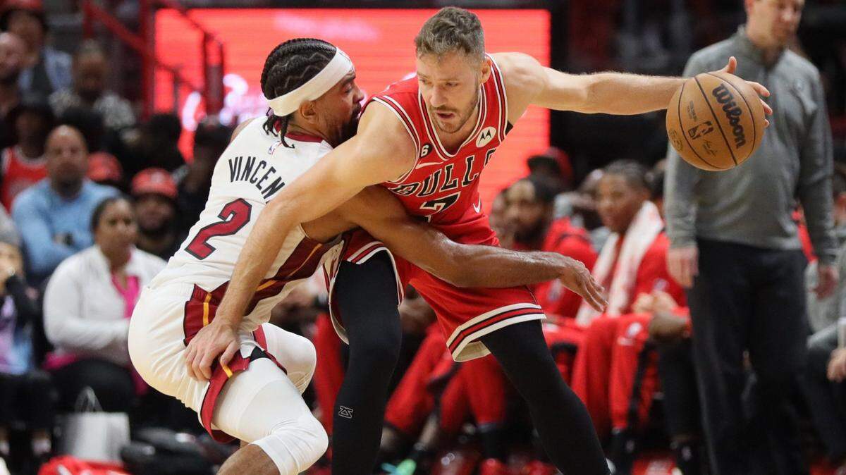 El escolta del Heat Gabe Vincent (2) defiende ante Goran Dragic, de los Bulls de Chicago, en el partido celebrado el 19 de octubre de 2022 en Miami.