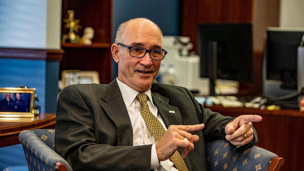 El presidente interino de FIU, Kenneth Jessell, habla en su oficina en el Campus Modesto Maidique de FIU en Miami, el jueves 10 de marzo de 2022. Pedro Portal pportal@miamiherald.com