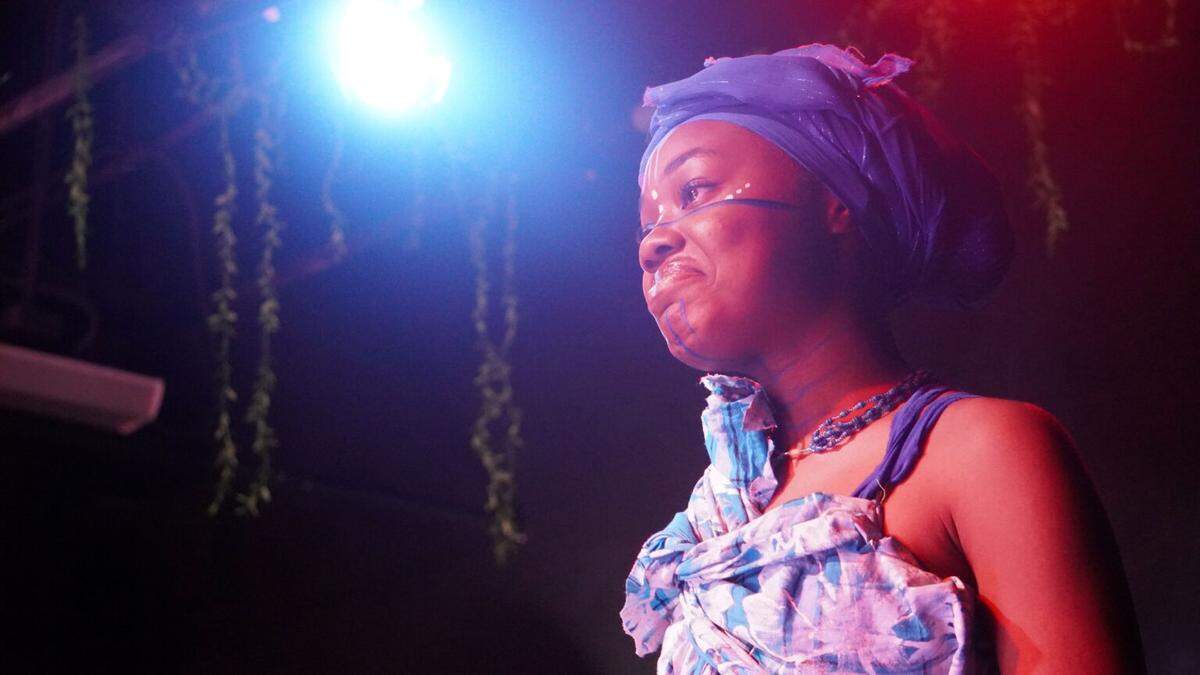 Francine Samuel As Maa Iya in ‘OSKUNERU 2025,’ an original play that highlights the journey of the Surinamese Maroons towards self-liberation.&nbsp;