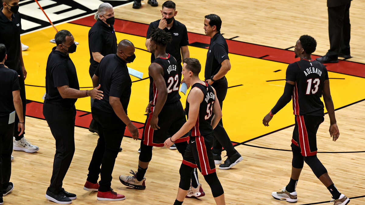 El entrenador del Heat, Erik Spoelstra, pide tiempo mientras Jimmy Butler (22) Duncan Robinson (55) y Bam Adebayo (13) caminan en el banco en el juego contra los Bucks el 27 de mayo de 2021 en Miami.