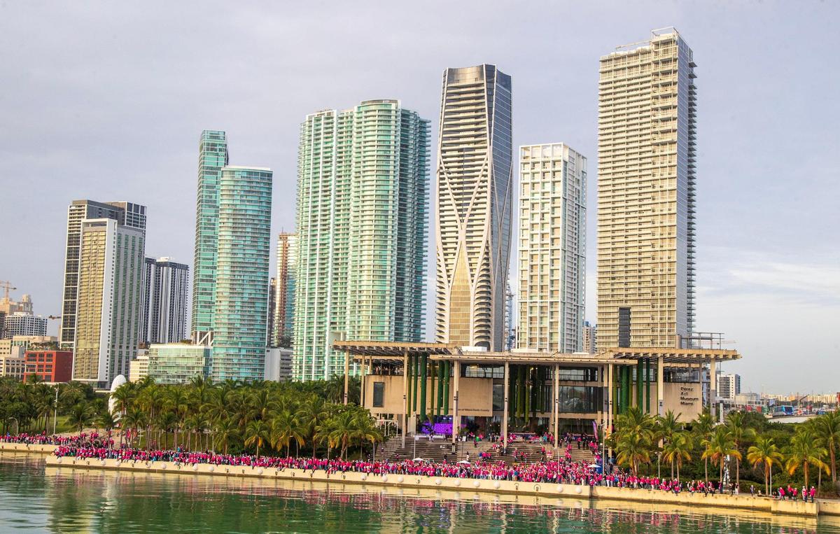 Empleados e invitados de Royal Caribbean dieron la bienvenida al Icon of the Seas, el crucero más grande del mundo, desde el Pérez Art Museum mientras el barco gira frente al horizonte de Miami a primera hora de la mañana del miércoles durante su primer arribo a PortMiami, el 10 de enero de 2024.