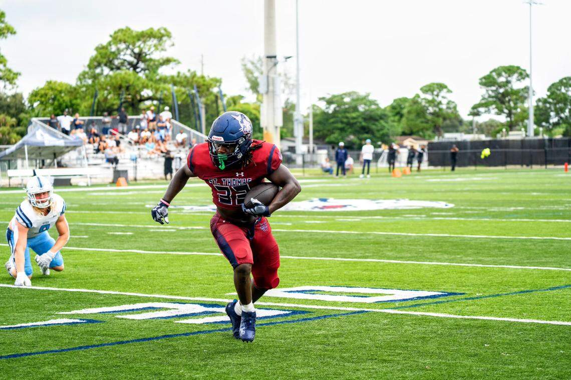 St. Thomas University running back Rontavious Farmer runs the ball during the Bobcats’ 31-27 loss to Keiser University on Saturday at Miami Gardens, Fla.