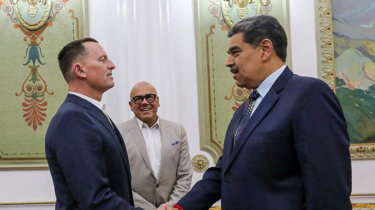 Una fotografía difundida por la Presidencia de Venezuela muestra al mandatario venezolano Nicolás Maduro (derecha) hablando con el enviado especial del presidente estadounidense Donald Trump, Richard Grenell, en el Palacio Presidencial de Miraflores en Caracas el 31 de enero de 2025.