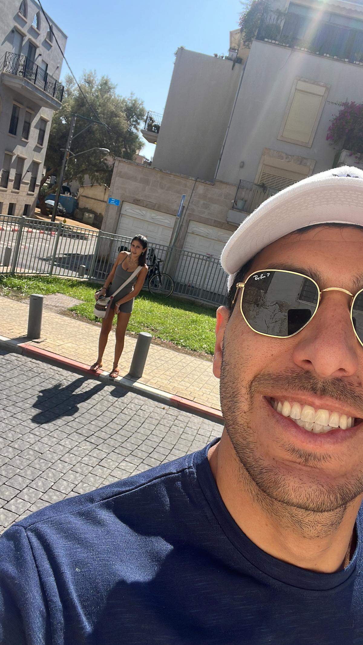 Guy Gil, urbanizador inmobiliario de 29 años de Sunny Isles Beach, estaba visitando a su familia en Herzliya, cerca de Tel Aviv, en el momento de los atentados de Hamás. En esta foto, tomada en el verano de 2023, la mujer que aparece detrás de él es su prima de 22 años, quien resultó herida cuando Hamás atacó y mató a más de 260 israelíes que asistían al festival de música Supernova, cerca de la Franja de Gaza, el sábado 7 de octubre de 2023.