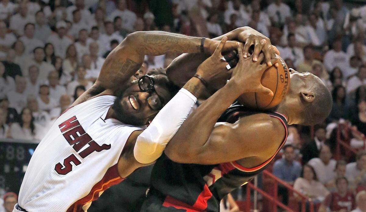 Miami Heat’s Amar’e Stoudemire struggles with the Toronto Raptors’ Bismack Blyombo for the ball in the third quarter in Round 2, Game 4 of the NBA Playoffs at the AmericanAirlines Arena in Miami. Florida, May 9, 2016.