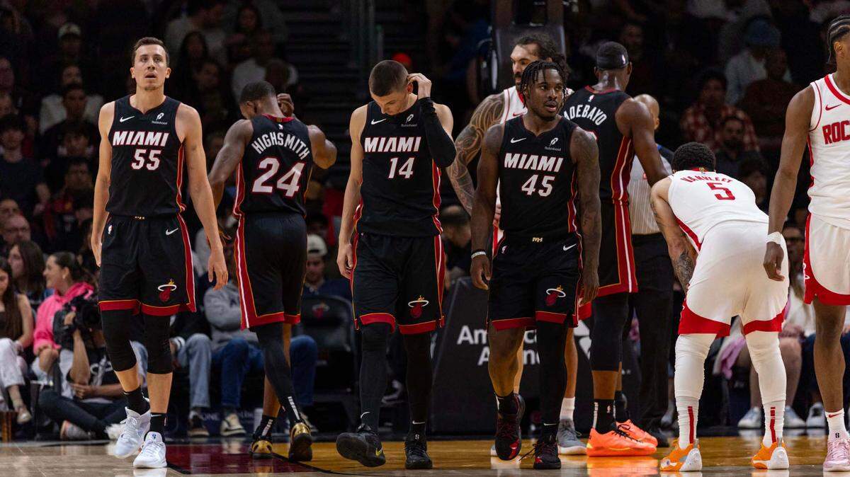 Los jugadores del Heat reaccionan tras una jugada en el partido ante los Rockets de Houston, celebrado el 21 de marzo de 2025 en Miami.