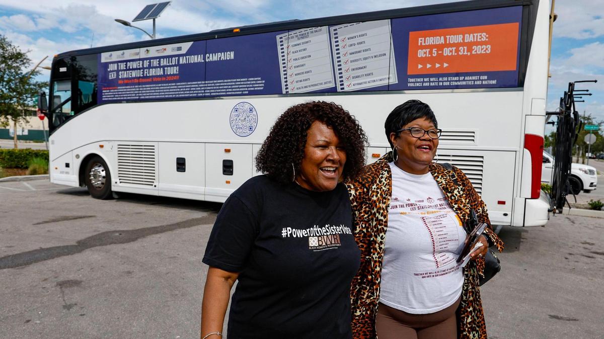 Salandra Benton (izquierda), directora ejecutiva de Florida Coalition on Black Civic Participation, de FL BWR, y Melanie L. Campbell, presidenta y presidenta ejecutiva de NCBCP y de la Black Women's Roundtable, momentos después de una conferencia de prensa y escala de campaña nacional en Fort Lauderdale. forman parte de un esfuerzo nacional y estatal para movilizar a millones de votantes afroamericanos contra los ataques a la acción afirmativa, la educación pública, la Historia Afroamericana y el derecho al voto en la Florida. La conferencia de prensa se celebró en Smitty's Wings Sistrunk el viernes 20 de octubre de 2023.