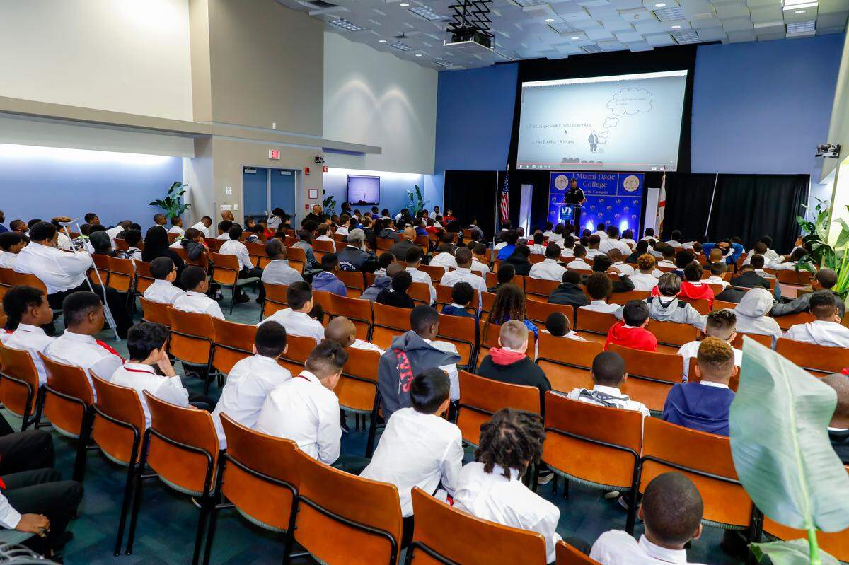 Miami-Dade County middle school students that participate in the 5000 Role Models of Excellence Project recently took part in a week-long college immersion program at Miami Dade College’s North Campus. Students attended enrichment workshops that focused on technology, classroom resources and career planning.