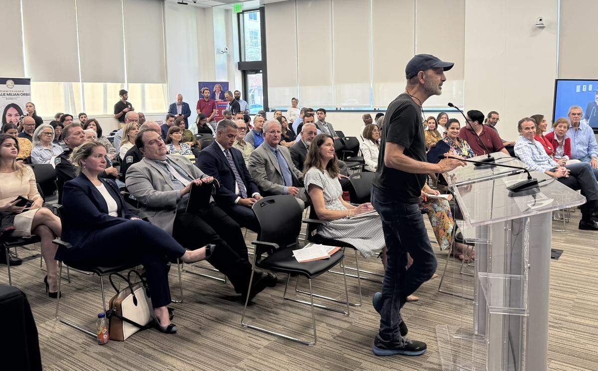 Un residente de Coral Gables habla durante una reunión pública en el edificio de seguridad pública de la ciudad el lunes 9 de marzo de 2026. El alcalde de Coral Gables, Vince Lago, que organizó la reunión, estuvo acompañado por la vicealcaldesa Rhonda Anderson, la comisionada del Condado Miami-Dade Natalie Milian Orbis y la abogada de la ciudad de Coral Gables Cristina Suarez para debatir las preguntas de la boleta que aparecerán en la próxima elección por voto por correo.