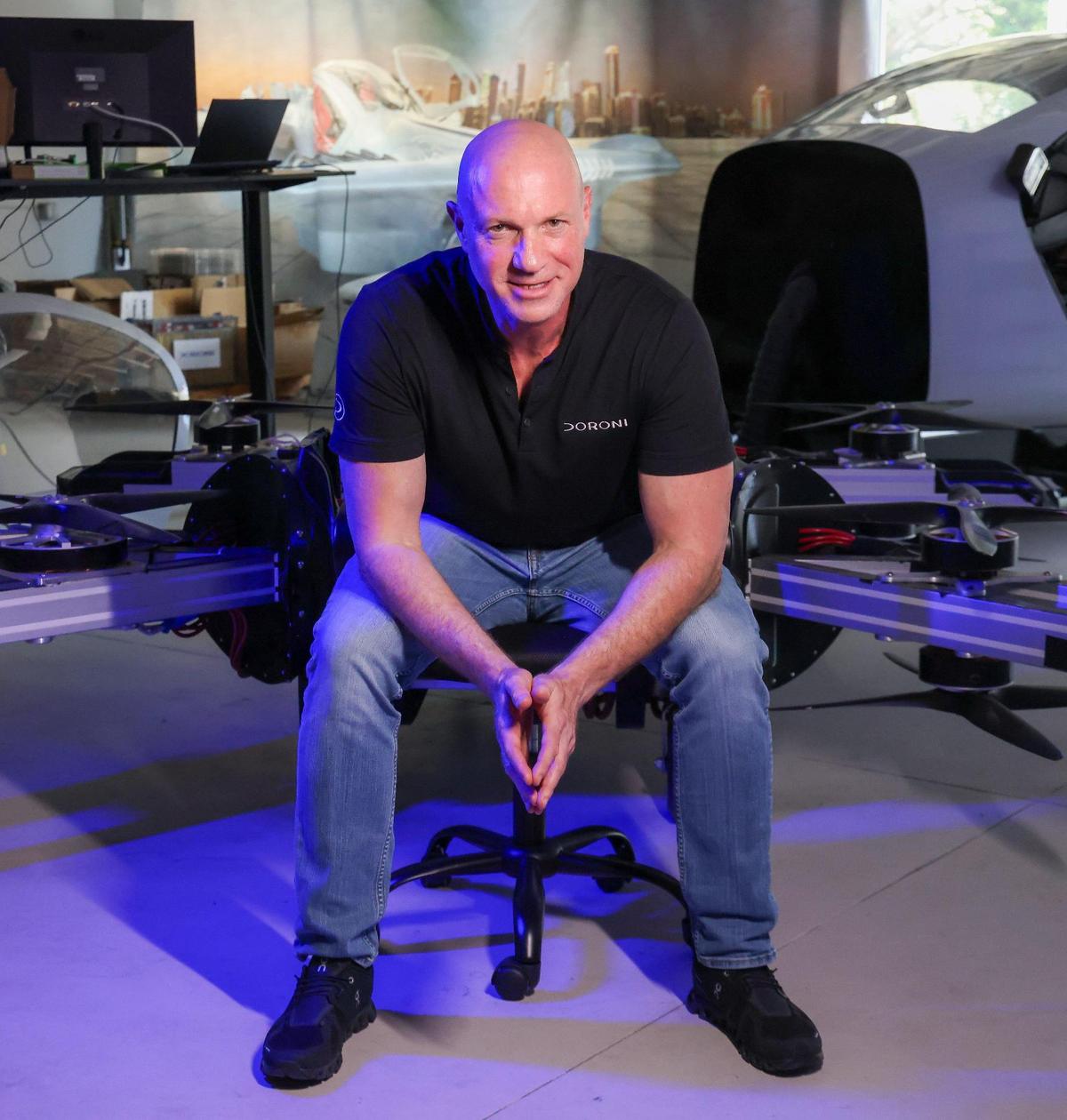 El lunes 3 de julio de 2023 el presidente ejecutivo de Doroni Aerospace, Doron Merdinger, fotografiado después de levantar en vuelo el auto volador en las oficinas de su empresa en Pompano Beach.