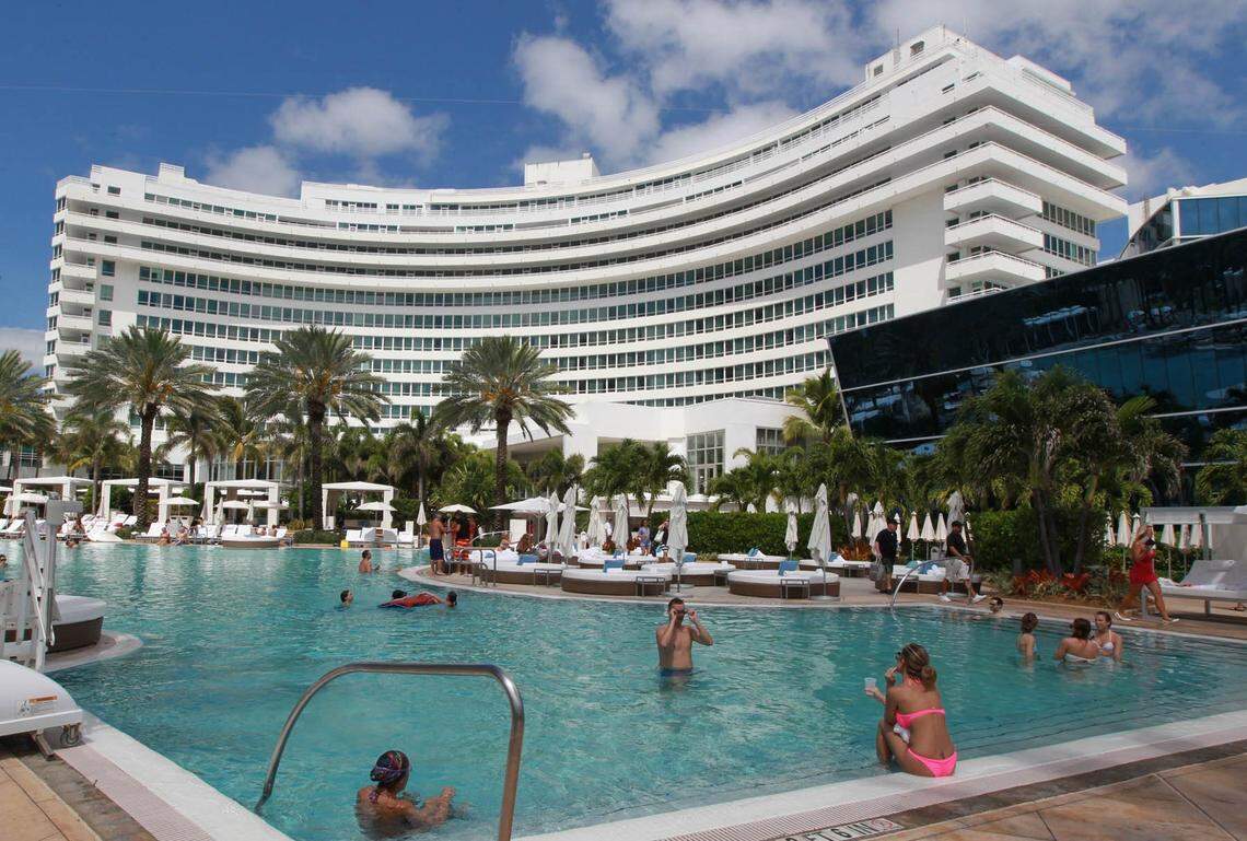 This is the pool view at the Foutainbleau in 2014.