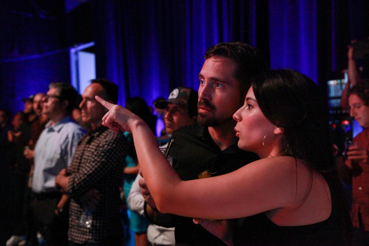 Mark Pulaski, de 37 años, y Mariana Serrano, de 28, observan durante la inauguración del Muro LED de Producción Virtual, que es el resultado de una colaboración entre GRUP MEDIAPRO y BrandStar Studios, el martes 20 de junio de 2023, en el estudio de Mediapro en Medley, FL.