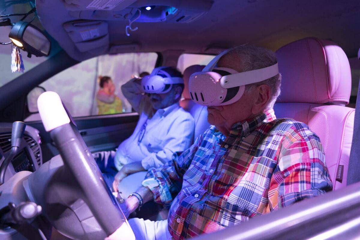 Two visitors take on the LIZN’BOW VR experience at Locust Projects.