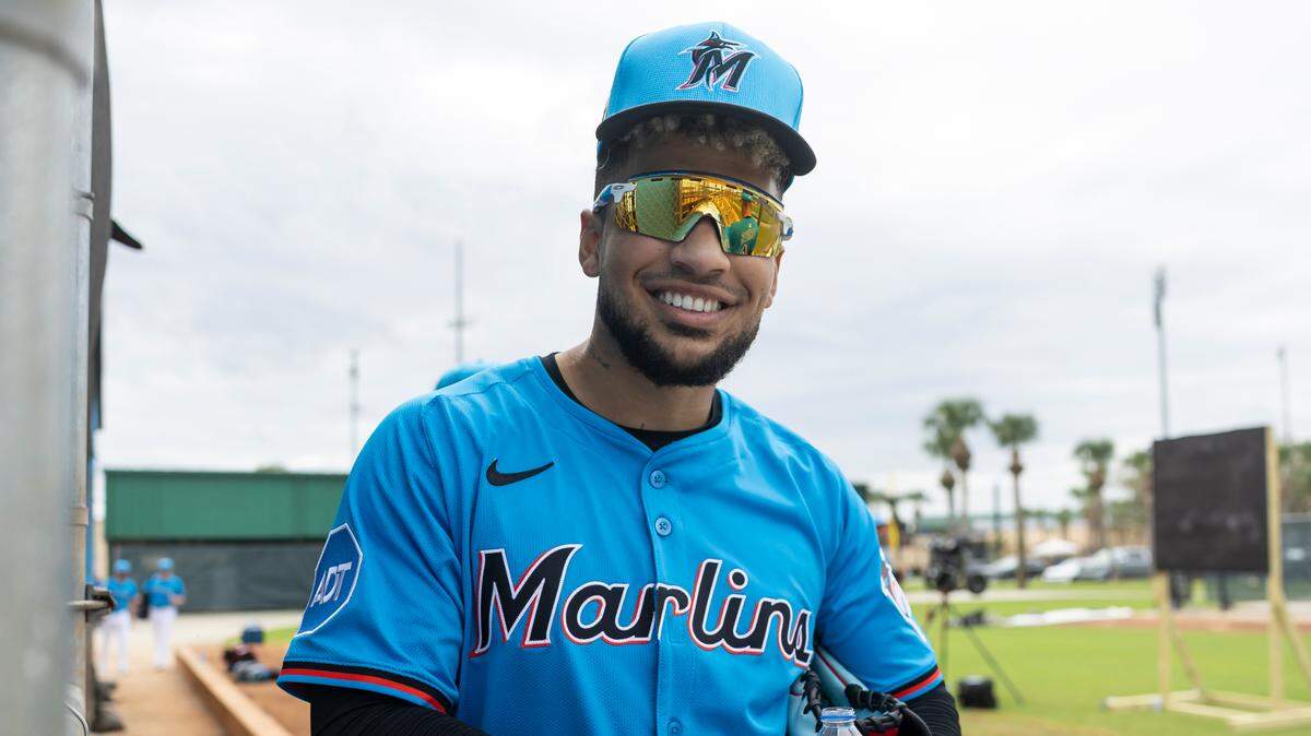 El jardinero de los Marlins Víctor Mesa Jr. posa durante el entrenamiento de primavera, el 17 de febrero de 2025 en el Roger Dean Chevrolet Stadium en Jupiter, Florida.