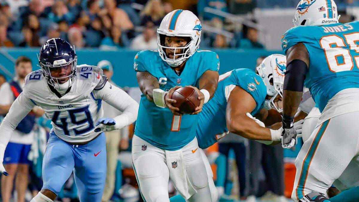 El quarterback de los Miami Dolphins, Tua Tagovailoa (1), se prepara para pasarr el balón durante el juego contra los Tennessee Titans en el primer cuarto en el Hard Rock Stadium en Miami Gardens, Florida, el lunes 11 de diciembre de 2023.