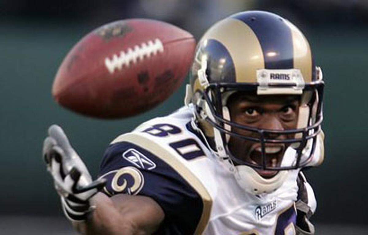 FILE - In this Dec. 17, 2006 file photo, St. Louis Rams wide receiver Isaac Bruce (80) eyes the football in the third quarter against the Oakland Raiders during their NFL game in Oakland, Calif.  Super Bowl-winning quarterback Kurt Warner and linebacker Junior Seau are among 15 first-year eligible modern-era candidates nominated for the Pro Football Hall of Fame. Also nominated for the class of 2015 in their first year of eligibility are receivers Isaac Bruce and Torry Holt, tackle Orlando Pace, and placekicker Jason Elam. (AP Photo/Paul Sakuma, File)