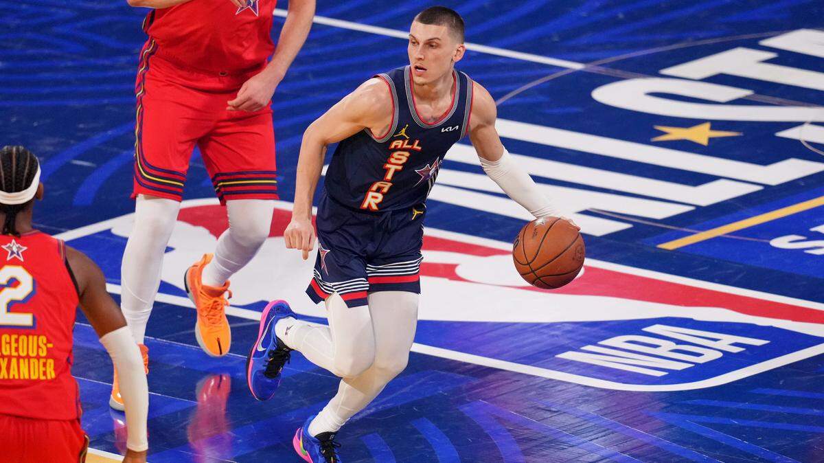Kenny’s Young Stars guard Tyler Herro (14) of the Miami Heat controls the ball against Chuck’s Global Stars during the 2025 NBA All Star Game at Chase Center.