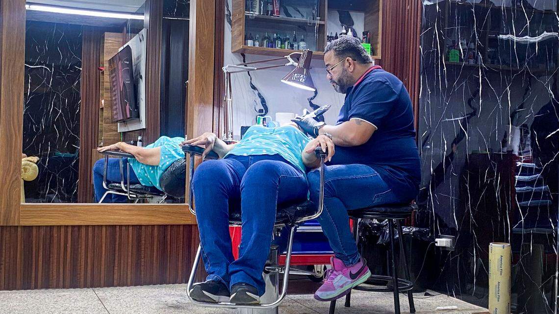 Andy Rojas, a tattoo artist with more than 20 years’ experience, says the news about tattooed Venezuelans targeted as criminals in the United States have ended up hurting his parlor.